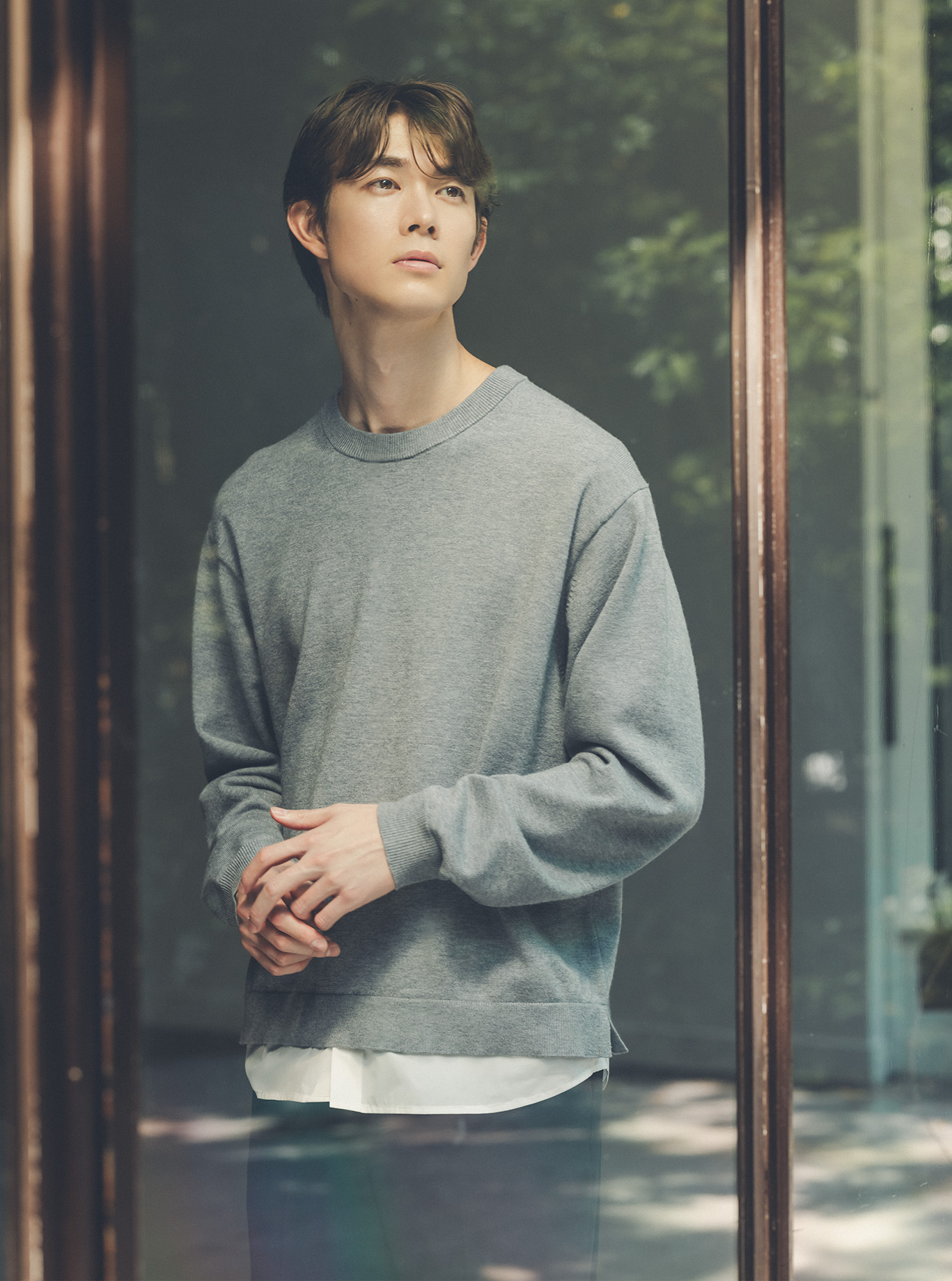 俳優・宮沢氷魚が着るとろける着ごこちのニットシリーズ | Shirts Layered Pullover 1